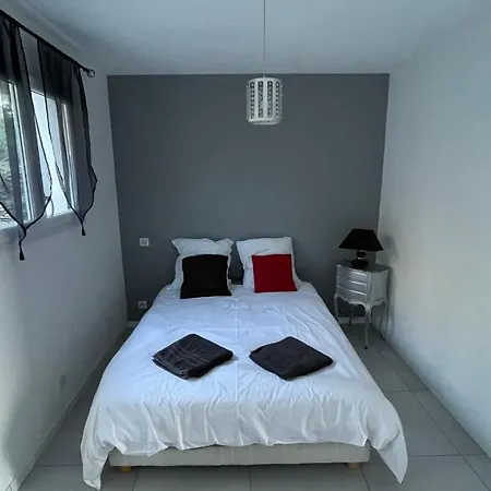 Grand Dans Avec Garage Apartment *