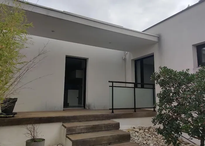 Grand Dans Avec Garage * Nimes