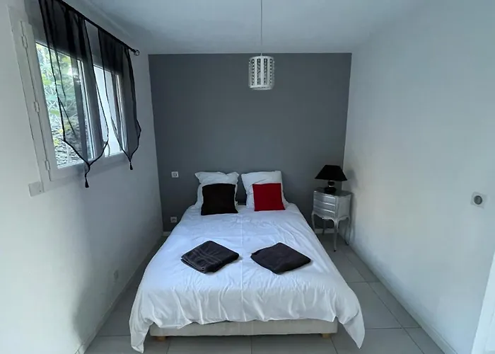 Grand Dans Avec Garage Apartment *