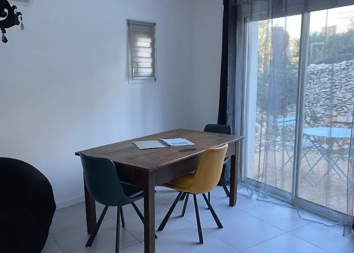 Grand Dans Avec Garage * Nimes